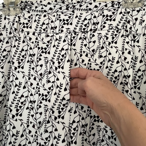 C Est. 1946 Stretch Comfort Pull-on Pants with Black & Cream Pants Sz 26/28 - Picture 5 of 10